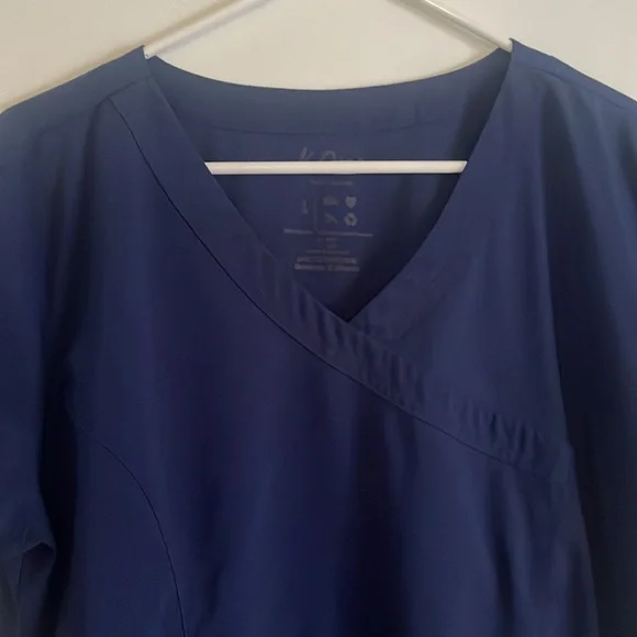 Bundle of 2 scrub tops and 1 scrub pants - Picture 4 of 16